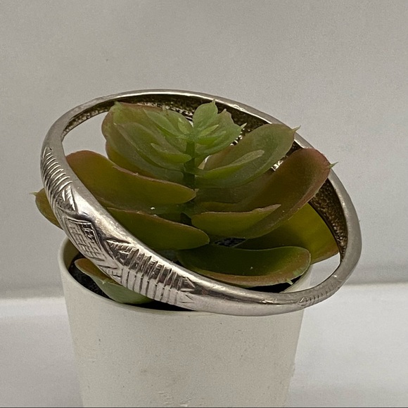 NURI Co.women Jewelry silver tone etched deco silver bangle bracelet. Pre-owned. - Picture 12 of 12